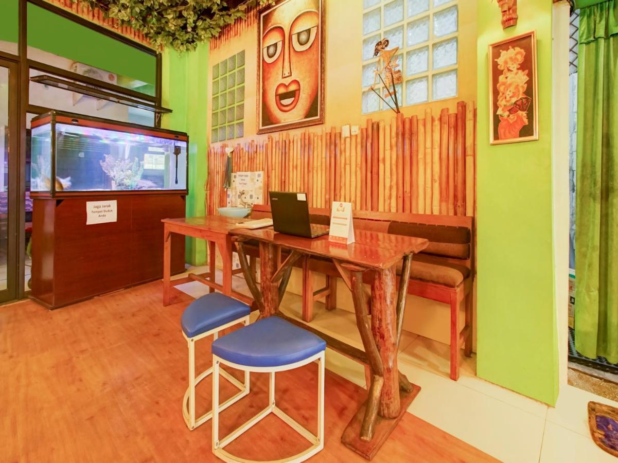 Oyo Life 3103 Opo Homestay & Kost Malang Exterior photo